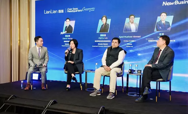投資推廣署署長劉凱旋（左二）、連連數字首席執行官辛潔（右一）及FinStep Asia創始人Syed Musheer Ahmed（右二）於開幕禮後參與討論環節。政府新聞處圖片