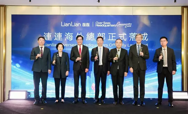 連連數字在香港設立海外業務總部，圖示連連數字董事長兼執行董事章徵宇（中）、財政司副司長黃偉綸（左三）、財經事務及庫務局局長許正宇（右三）、投資推廣署署長劉凱旋（左二）、引進重點企業辦公室主任任景信（右二）、連連數字首席執行官辛潔（左一）及連連數字聯席總裁沈恩光（右一）在啓動儀式上合照。政府新聞處圖片