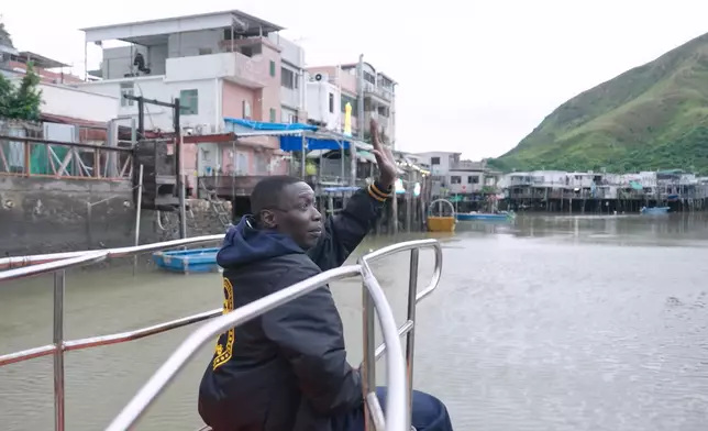 Khaby乘坐小艇穿梭大澳漁村水道，近距離欣賞水上棚屋，又到訪大澳文物酒店，感受香港獨有水鄉風情。旅發局提供