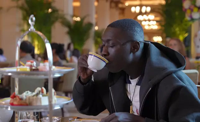 Khaby 亦到歷史悠久的五星級酒店，細味精 緻英式下午茶，從精選名茶到巧製鹹甜美 點，體驗優雅港式生活。晚上則入住南區一 間飽覽南中國海美景的度假酒店，盡享悠然時光。旅發局提供