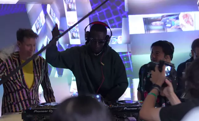 Khaby 化身 DJ 打碟，隨著廣東金曲節奏舞動，親身感受香港夜生活的魅力與動感。旅發局提供