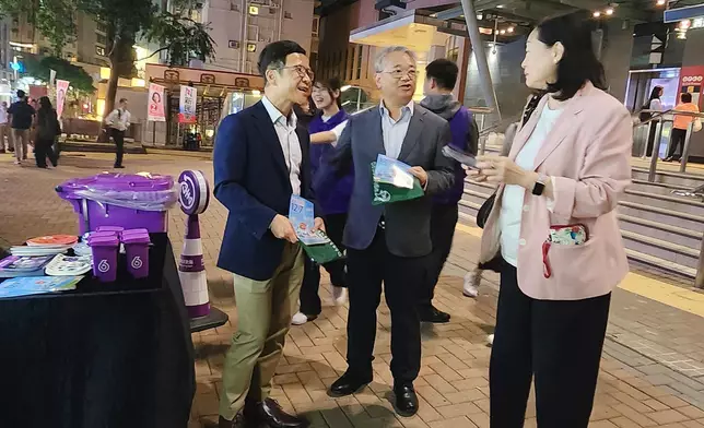 環保署署長徐浩光和副署長鄭健到中西區視察廚餘回收車試驗計劃。政府新聞處圖片