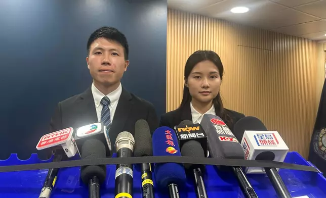 陳敏熹（右）及馬沛聰（左）向傳媒簡報案情。