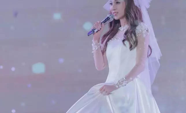 鍾嘉欣正忙於內地舉行「Remember記得．鍾嘉欣演唱會」巡迴演出。