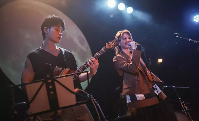 Cath感謝兼任暖場嘉賓及結他手的Michael C陪伴她走過很多場「CATH AWAY」。