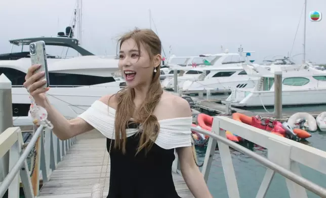 原本係開心嘅船P。