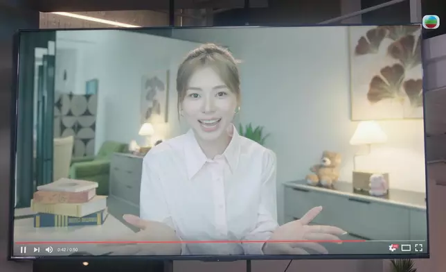 Man姐佢哋翻睇Paula生前嘅Youtube片搵線索。