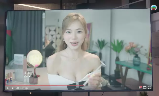 Man姐佢哋翻睇Paula生前嘅Youtube片搵線索。