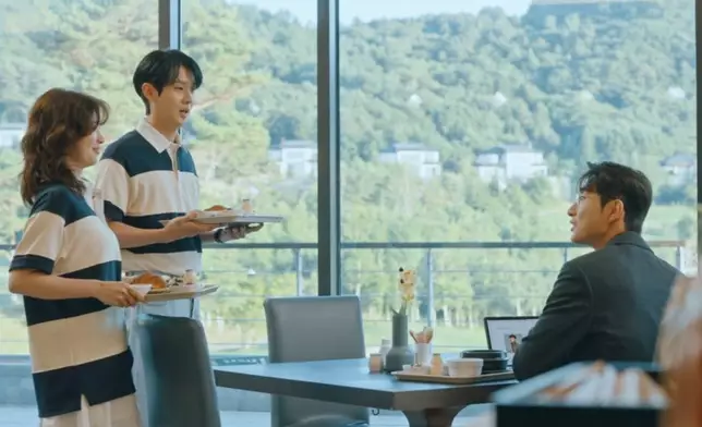 宇宙與美里穿上情侶衫約會放閃。Disney+提供截圖