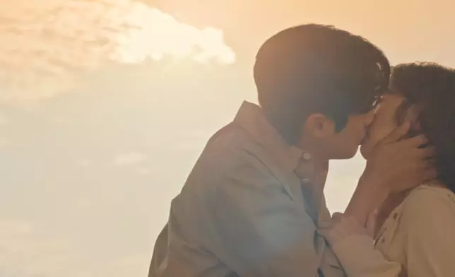 宇宙在浪漫夕陽及蘆葦田映襯之下深情吻向美里。Disney+提供截圖