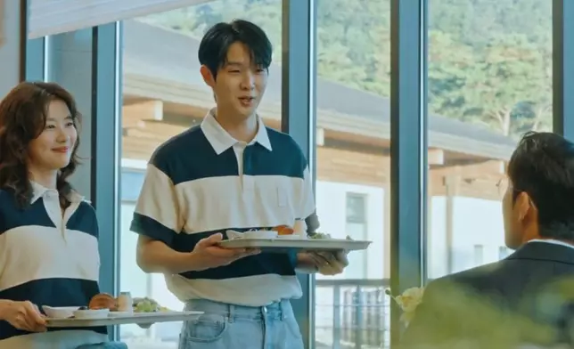 宇宙與美里穿上情侶衫約會放閃。Disney+提供截圖