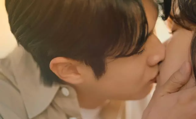 宇宙在浪漫夕陽及蘆葦田映襯之下深情吻向美里。Disney+提供截圖