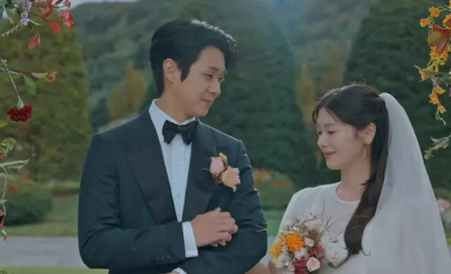 宇宙美里攜手完婚。Disney+提供截圖