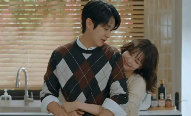 美里和宇宙開啟真新婚生活。Disney+提供截圖