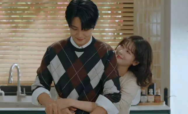 美里和宇宙開啟真新婚生活。Disney+提供截圖