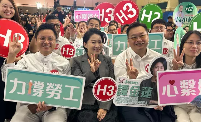 譚金蓮的打氣團。巴士的報記者攝