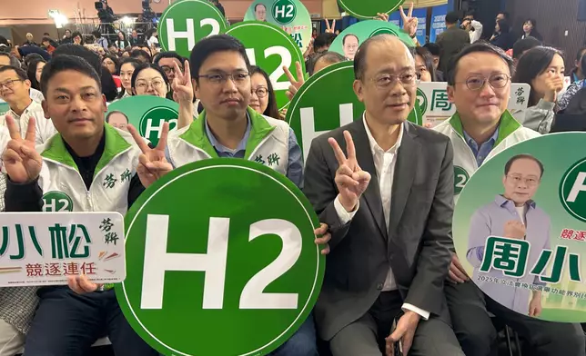 周小松的打氣團。巴士的報記者攝