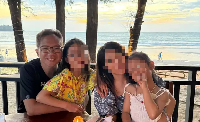 44歲男教師David急需換心，圖為他和太太、兩個女兒合照。醫管局提供