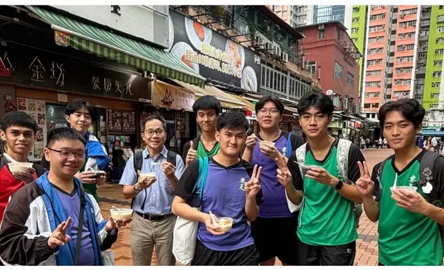 44歲男教師David急需換心，圖為他和學生合照。醫管局提供