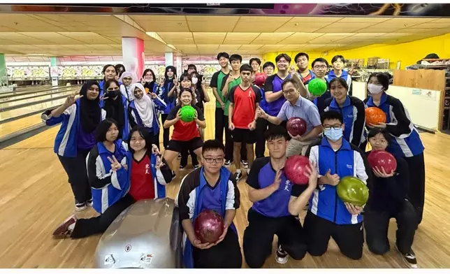 44歲男教師David急需換心，圖為他和學生合照。醫管局提供