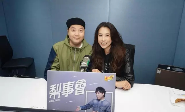 莫文蔚接受新城知訊台《梨事會》主持葉文輝訪問。