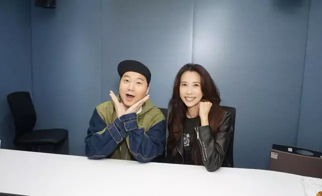 莫文蔚接受新城知訊台《梨事會》主持葉文輝訪問。