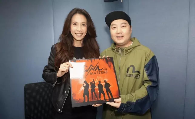 莫文蔚送上新唱片給葉文輝。
