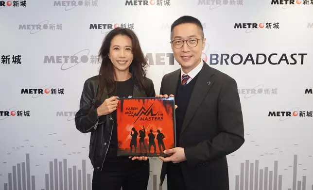 莫文蔚送上新唱片給新城廣播有限公司行政總裁馬浚偉。