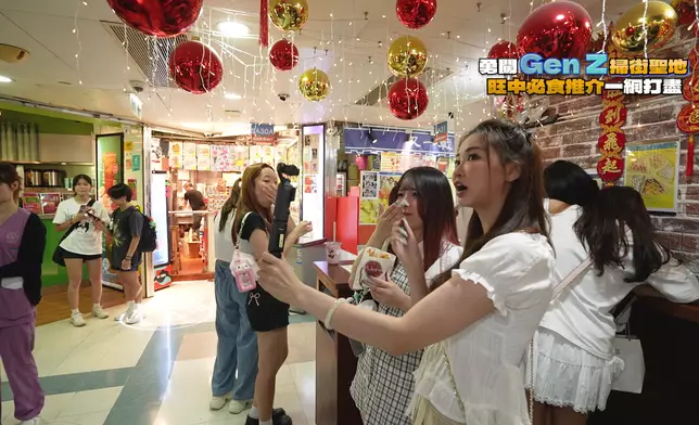 旺角中心轉營為掃街場，吸引不少靚仔靚女幫襯。