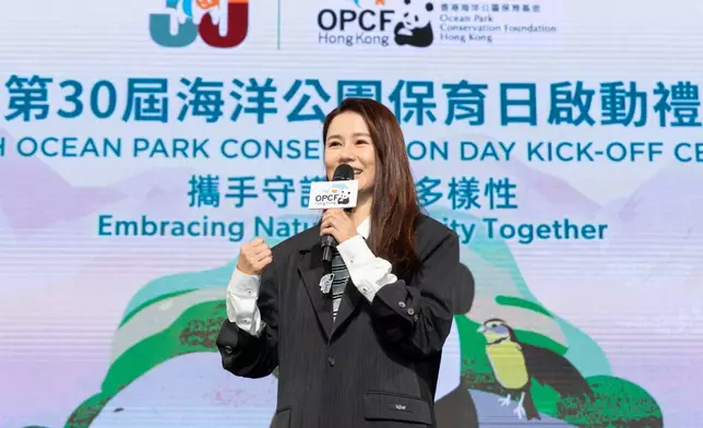 香港海洋公園保育基金保育大使黃翠如鼓勵大家投入環保義工的行列，以行動守護香港野生物種的自然生態及棲息地。