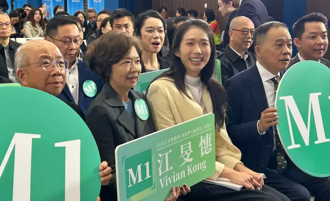 立法會功能界別旅遊界選舉論壇20日下午舉行，1號候選人江旻憓和助選團合照。巴士的報記者攝