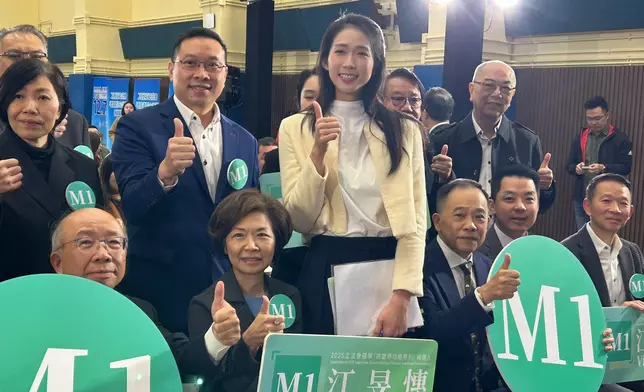 立法會功能界別旅遊界選舉論壇20日下午舉行，1號候選人江旻憓和助選團合照。巴士的報記者攝