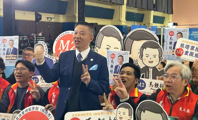 立法會功能界別旅遊界選舉論壇20日下午舉行，2號候選人馬軼超和助選團合照。巴士的報記者攝