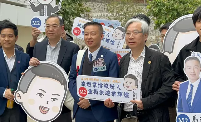 立法會功能界別旅遊界選舉論壇20日下午舉行，2號候選人馬軼超(右三)抵達會場。巴士的報記者攝