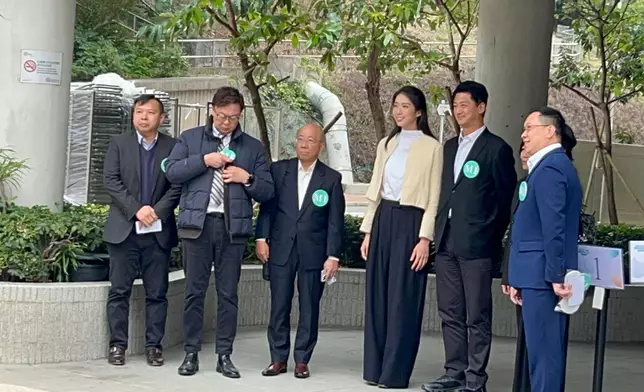 立法會功能界別旅遊界選舉論壇20日下午舉行，1號候選人江旻憓(右三)抵達會場。巴士的報記者攝