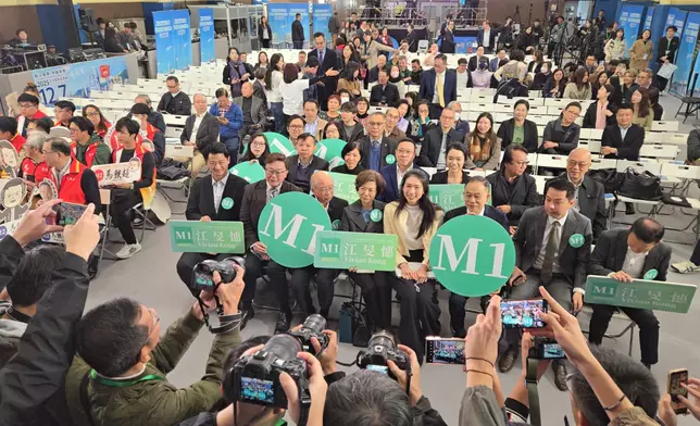 立法會功能界別旅遊界選舉論壇20日下午舉行，1號候選人江旻憓和助選團合照。巴士的報記者攝