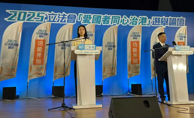 立法會功能組別旅遊界1號候選人江旻憓(左)、2號候選人馬軼超(右)出席選舉論壇。巴士的報記者攝