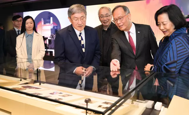 都大校長林群聲向卓永興介紹展品。卓永興FB圖片