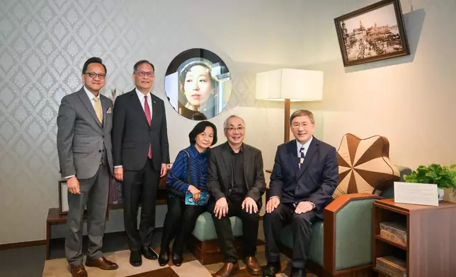 （右起）卓永興與和鄺志良教授、林群聲校長、宋元琳女士及宋以朗博士合照。卓永興FB圖片