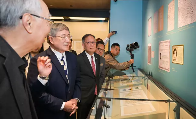 展館展示不少張愛玲的個人物品，包括她和宋淇、宋鄺文的往來書信，以及身份證明文件。卓永興FB圖片