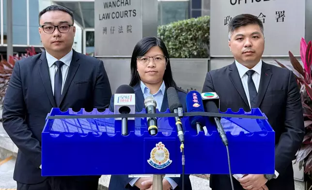 財富情報及調查科高級督察申文燕(中)、新界北科技及財富罪案組高級督察葉穎豪(右)、邊界警區重案組督察林峻宇(左)會見傳媒。