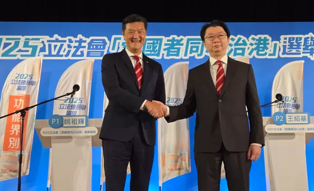 1號姚祖輝（左）及2號王紹基（右）握手。巴士的報記者攝