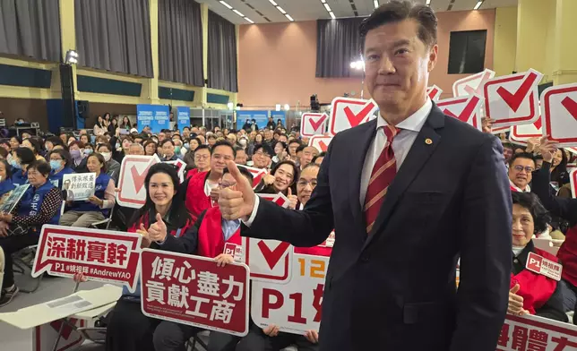 1號姚祖輝與打氣團合照。巴士的報記者攝