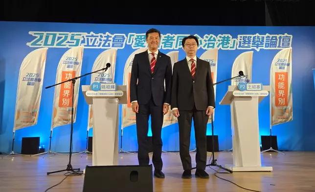 1號姚祖輝（左）及2號王紹基（右）合照。巴士的報記者攝