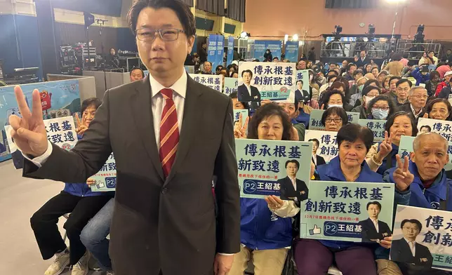 2號王紹基與打氣團合照。巴士的報記者攝