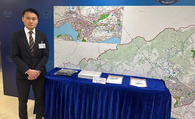 警方荃灣警區重案組第二隊高級督察張文迪展示證物。