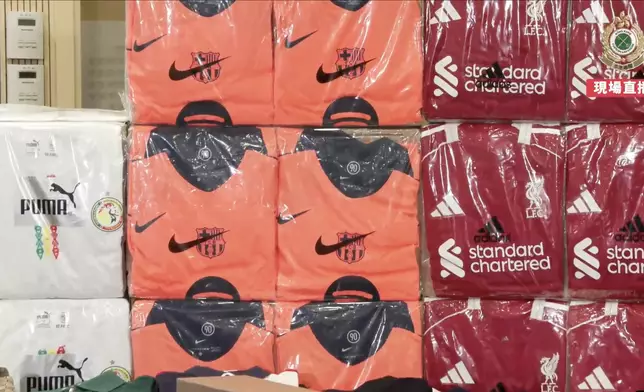 海關採取特別行動「雙節棍」打擊跨境轉運冒牌物品活動，檢獲12萬件冒牌物品，市值 6500 萬元。海關fb視頻截圖