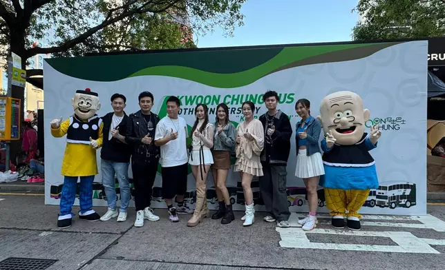 多位本地歌手及藝人在「星光表演舞台」輪番獻唱。