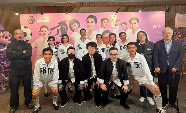 導演胡恩威、《頂頭鎚》一眾演員、現場樂隊、監製陳善之、「進念．二十面體」主席劉千石