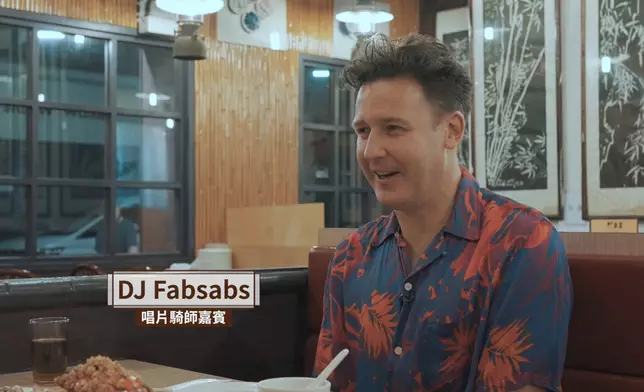 Christian帶老友記DJ Fabsabs食宵夜。